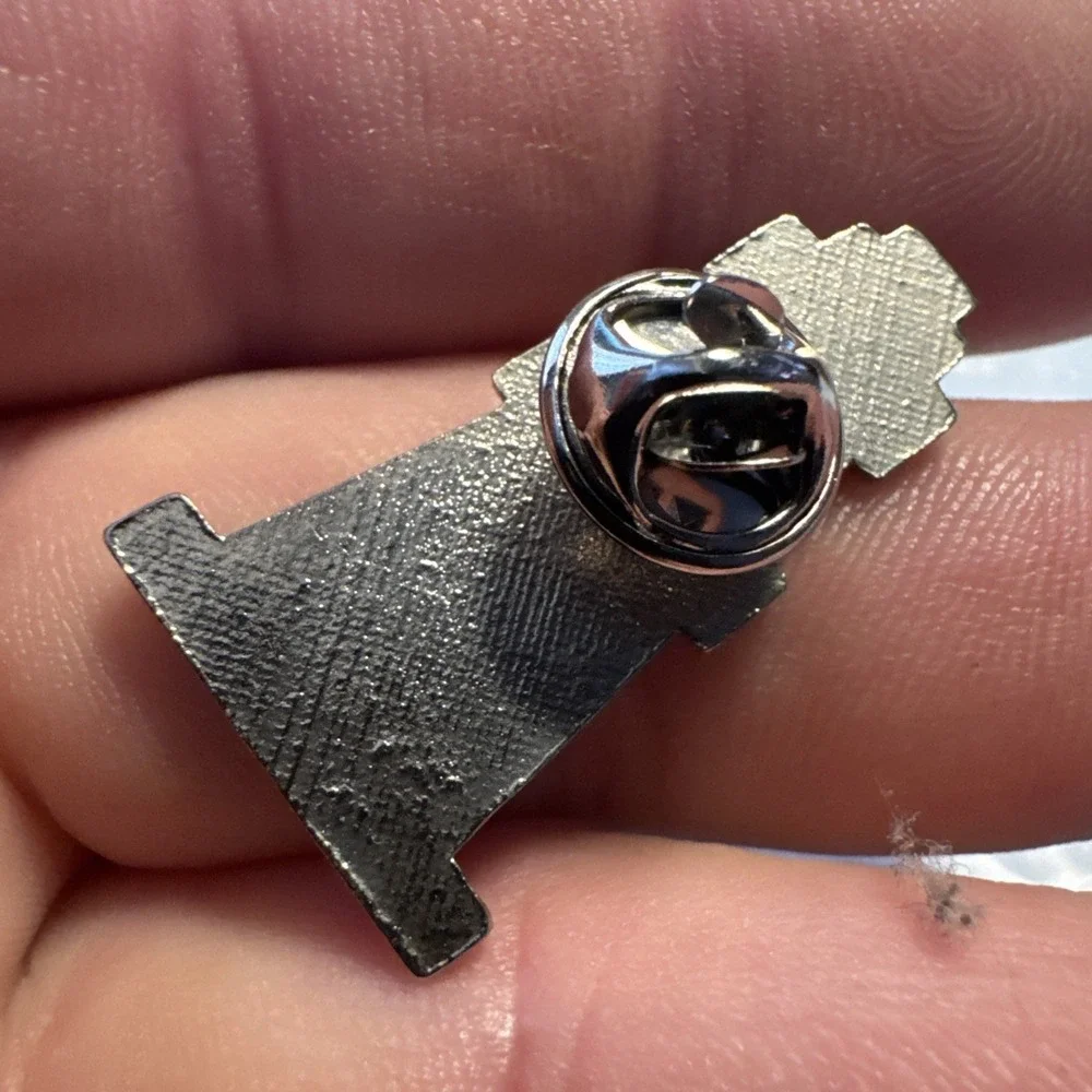 Vintage Oil Derrick Tower Lapel Hat Coat Pin Collectible Charm - Picture 4 of 5
